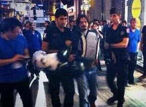 İstiklal'de yapılan iftarda gözaltı