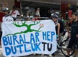 Jandarma TOMA'sı bisikletlilere karşı