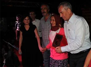 KCK Eşbaşkanı Bese Hozat'ın annesine 'barış ve demokrasi' plaketi