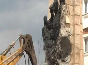 Kenan Evren anıtı ilçeyi ikiye böldü