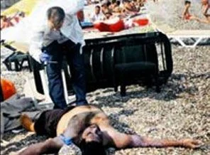 Kıyıya vuran cesede rağmen denize girdiler