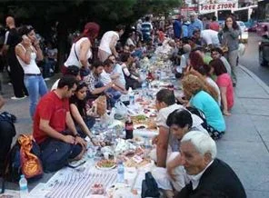 Kocamustafapaşa'da 'yeryüzü sofrası' iftarı yapıldı