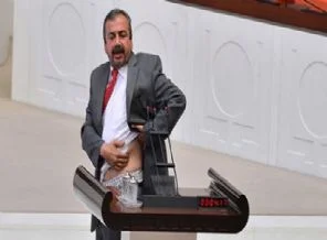 Meclis kürsüsünde 'bomba yarasını' gösterdi