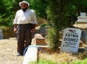 Mezar taşına ölüm tarihini yazdırdı