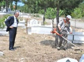Mezarlıklarda bayram temizliği