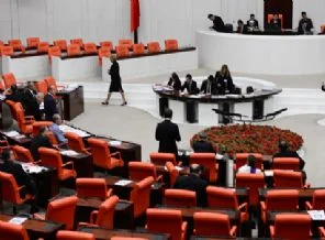 Muhalefet 'evet' deyince AKP'liler kendi önergelerini reddetti!