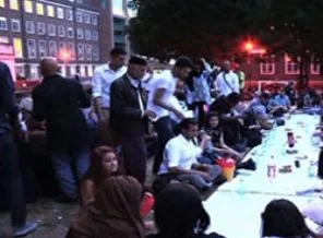 Müslüman öğrencilerden üniversite bahçesinde iftar