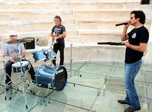 Müzik tutkunu imam rock grubu kurdu