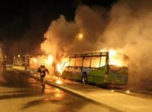 Otobüs durağındaki 2 otobüs alev alev yandı