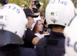 Polis gelinle damadı da parktan çıkardı