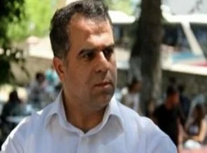 Saldırıya uğrayan başkandan gazeteciye yumruk