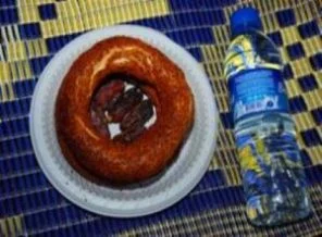 Simit, hurma ve su ile oruç açtılar