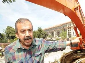 Sırrı Süreyya Önder belediye başkan adayı olur mu?