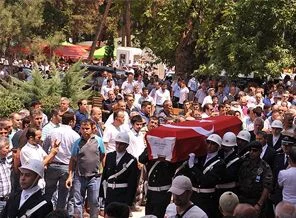 Somali saldırısında yaşamını yitiren polis toprağa verildi