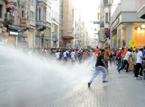 'Sopalı esnaf' eylemcilere ve gazetecilere saldırdı