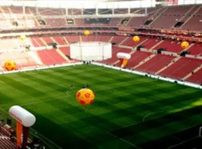Stadın çimlerine basmak yasak!