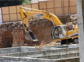Sur dibinde kepçelerle kaçak kazı