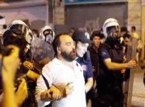 Taksim'de öğretim üyesine 'kanlı' gözaltı