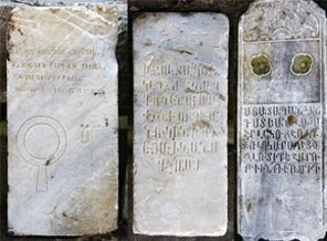 Taksim 'de ortaya çıkan mezar taşlarında ne yazıyor?