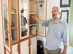 Ufuk Uras'ın 3 bin kitabını yaktılar