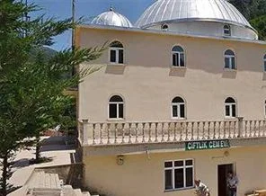 Üstte cami altta cemevi