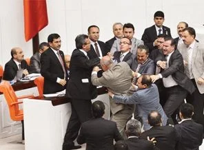 Vekillerin kavgası mahkemelik oldu