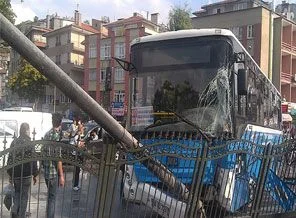 Yağmur Ankara'da trafiği felç etti!