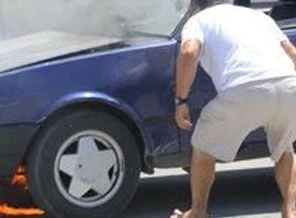 Yanan otomobilini üfleyerek söndürmeye çalıştı