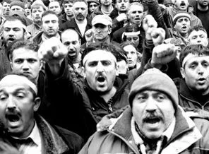 YHK kararı İzmir'deki grev işçilerini ikiye böldü