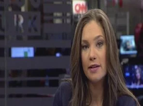 Yine aynı spiker, yine sinirli