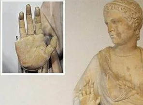 600 yıllık heykelin parmaklarını kopardı