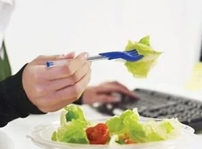 Arkadaşlarla öğle yemeği dikkat dağıtıyor