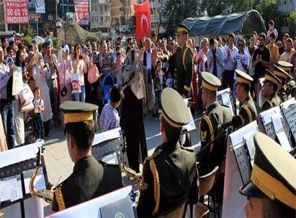 Askeri bando 70'lik nineyi coşturdu