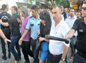 Avukatı linçten polis kurtardı