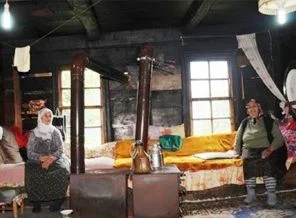 Aynı evin içinde 50 yıldır ayrı yaşıyor