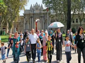 Babasız büyüyen Vali yetimlerin manevî babası