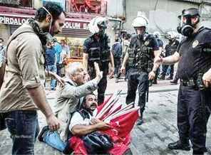 Bayrak satıcısı Ali Sarıçiçek'e hapis istemi
