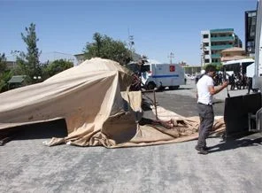 BDP'nin çadırı TOMA ile yıkıldı