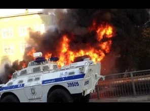 Beyoğlu'nda otobüse molotoflu saldırı