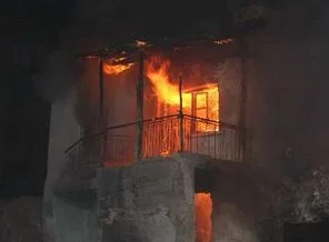 Boş bina aley alev yandı