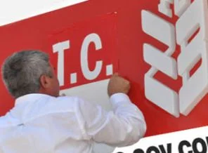 CHP'li vekil Ziraat Bankası şubesine TC yazısı yapıştırdı