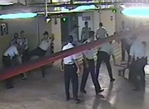 Dayakçı polislere ve dayak yiyene hapis cezası