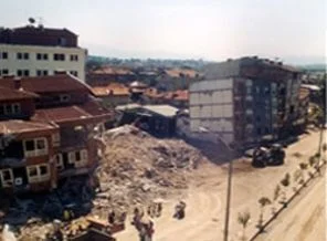 Depremin izlerini silmeye çalışıyor
