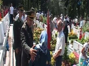 Edirnekapı Şehitliği'nde buruk bayramlaşma