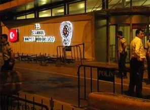 Emniyet'e araçla girmeye çalıştı