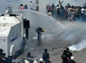 FT: AK Parti hükümeti 'Gezi' hareketi üzerindeki baskıyı artırdı