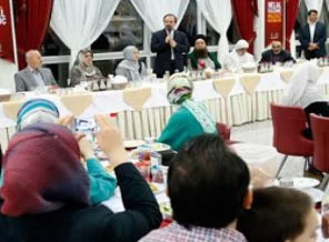 Görmez Suriyelilerle iftarda buluştu
