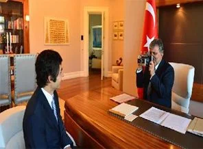 Gül, sohbet esnasında fotoğraf çekti