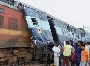 Hindistan'da tren raydan gecen gruba çarptı: 35 ölü