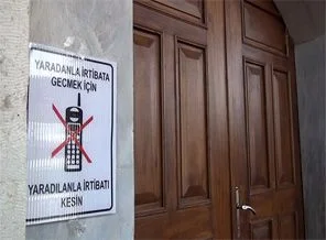 İmam namazda çalan telefondan bıkınca